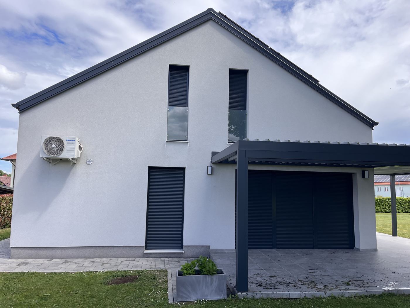 Čiščenje fasade – sodobna enodružinska hiša – po čiščenju (Sveže očiščena, enotno bela fasada)