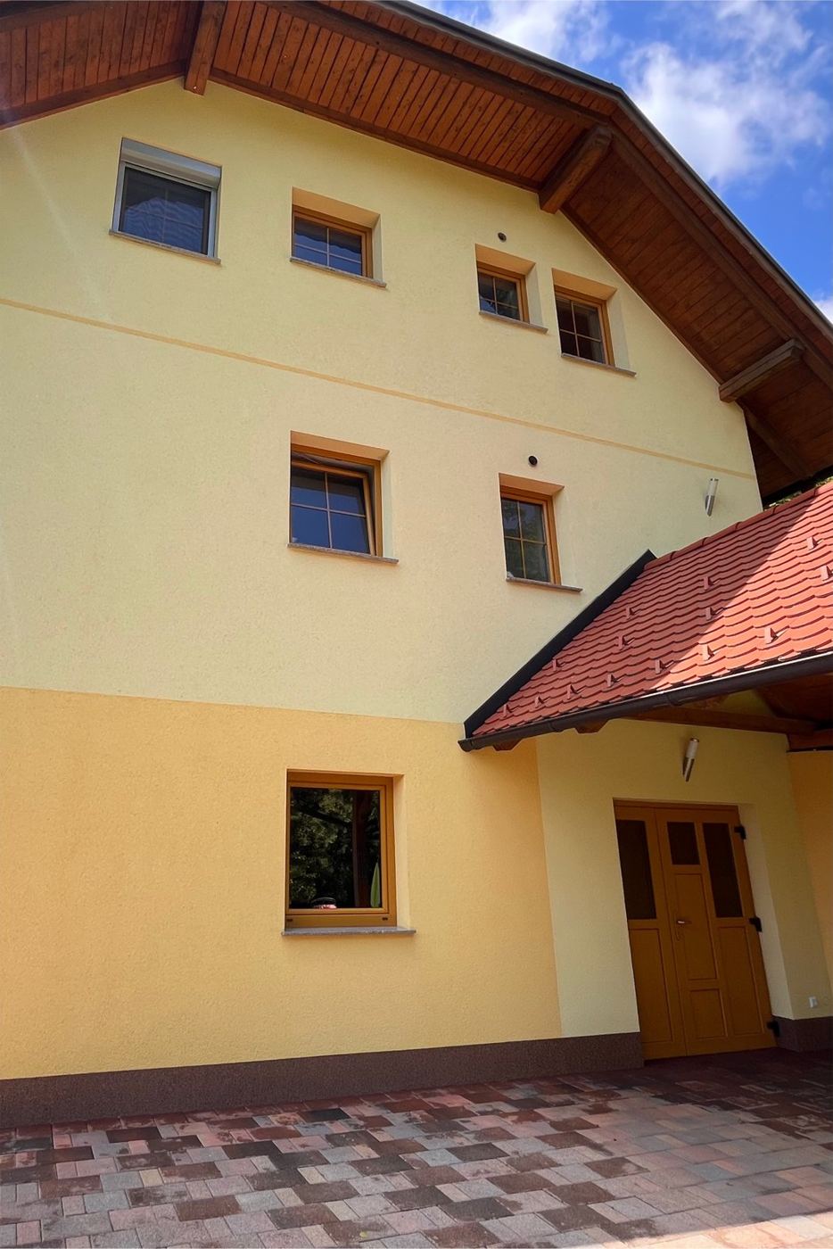 Čiščenje fasade – večja stanovanjska hiša – po čiščenju (Očiščena fasada v prvotni barvi)