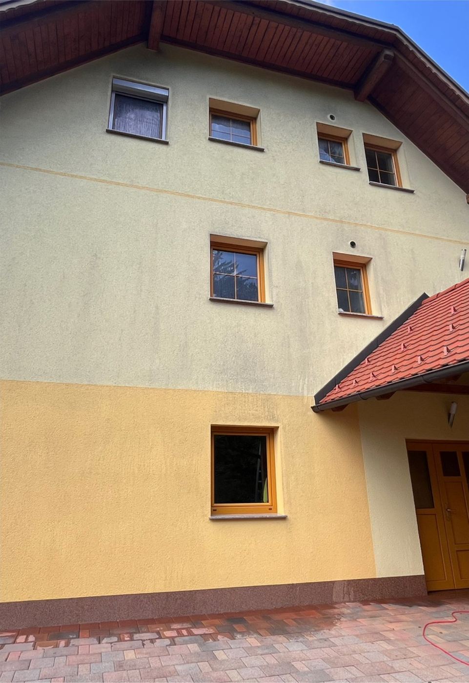 Čiščenje fasade – večja stanovanjska hiša – pred čiščenjem (Sivo-zelene obloge alg po fasadi)