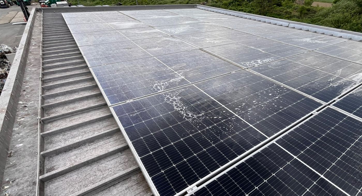 Čiščenje sončne elektrarne – industrijska streha – pred čiščenjem (Obloge in madeži na panelih)