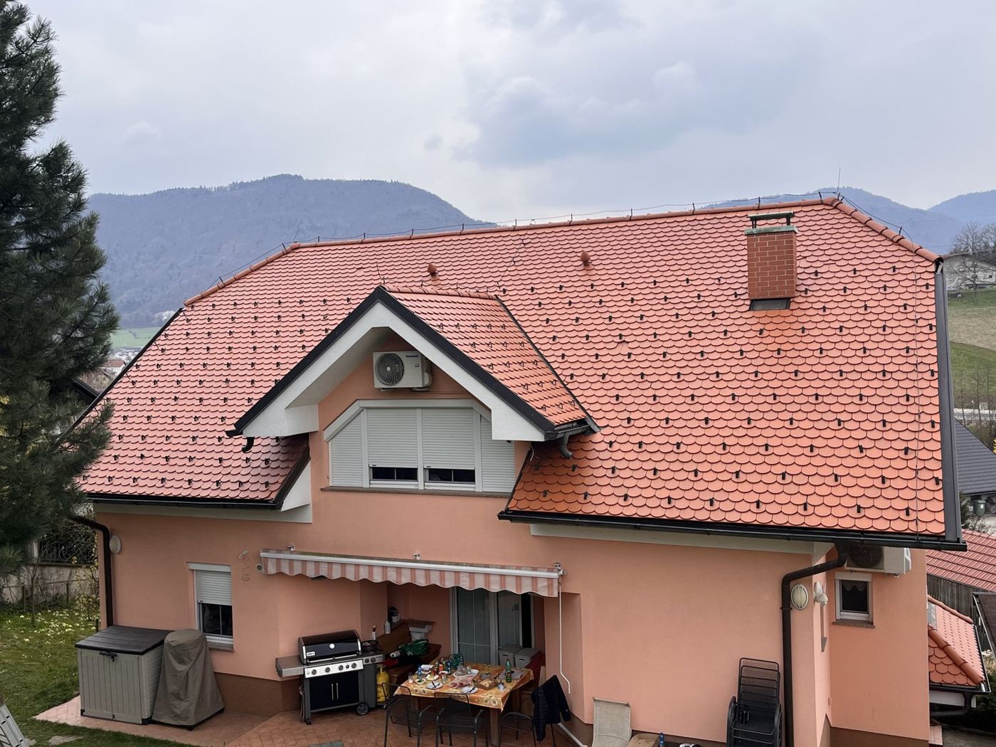 Čiščenje strehe – odstranjevanje mahu – po čiščenju (Enakomerno čista kritina)