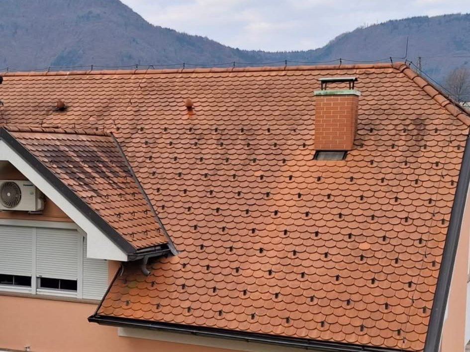Čiščenje strehe – odstranjevanje mahu – pred čiščenjem (Temne lise mahu in alg na kritini)