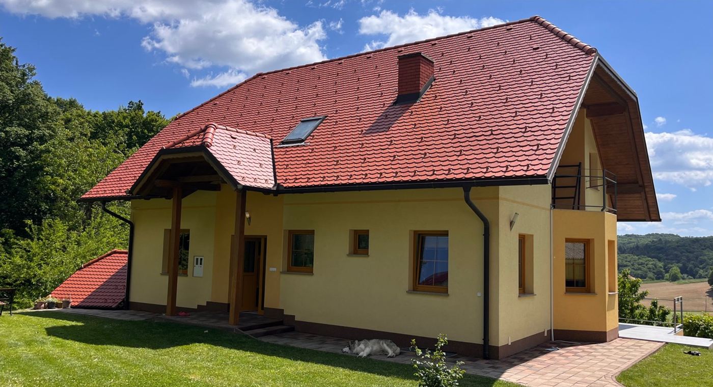 Čiščenje in barvanje strehe – po čiščenju (Očiščena in sveže pobarvana streha)