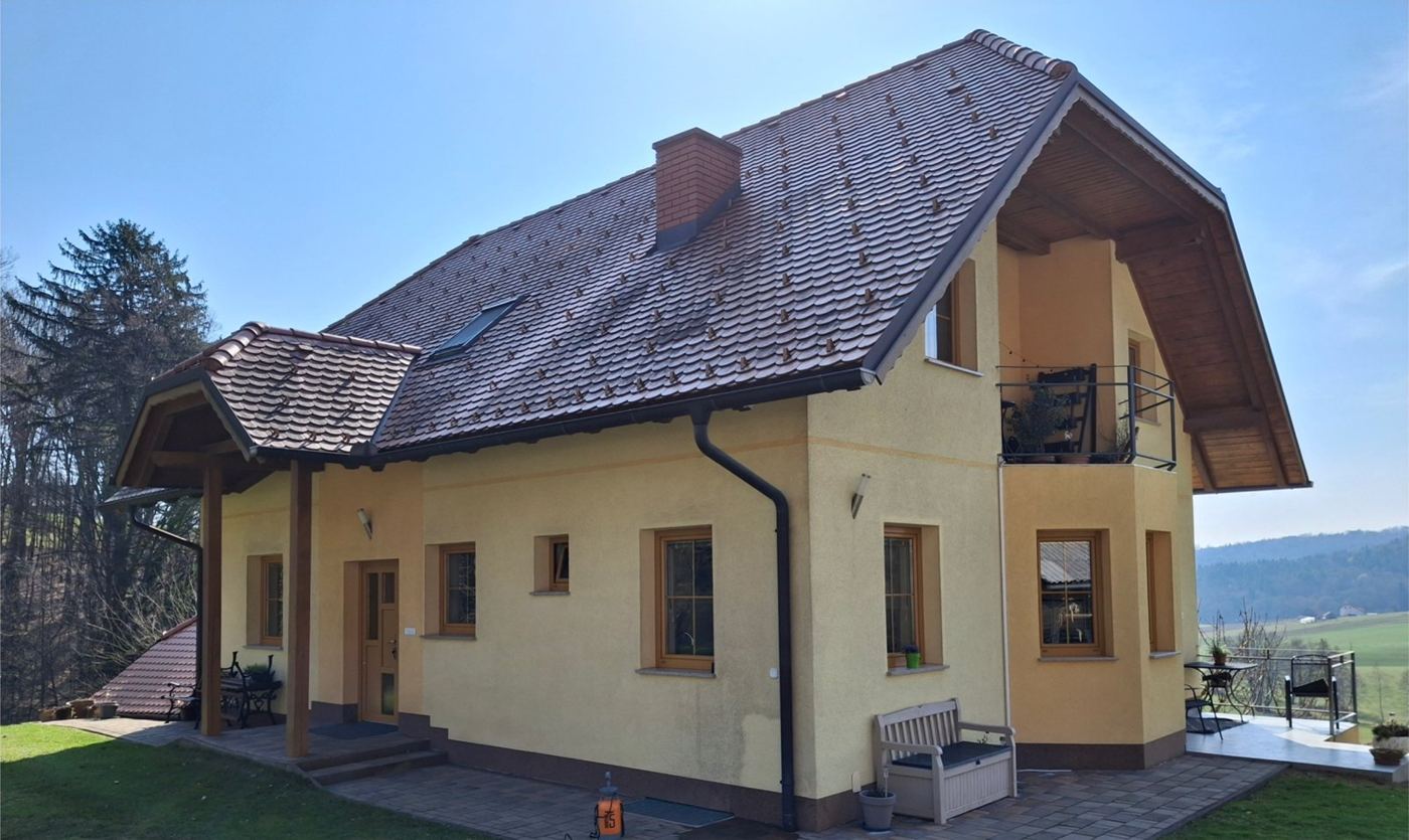 Čiščenje in barvanje strehe – pred čiščenjem (Potemnela, z mahom poraščena kritina)